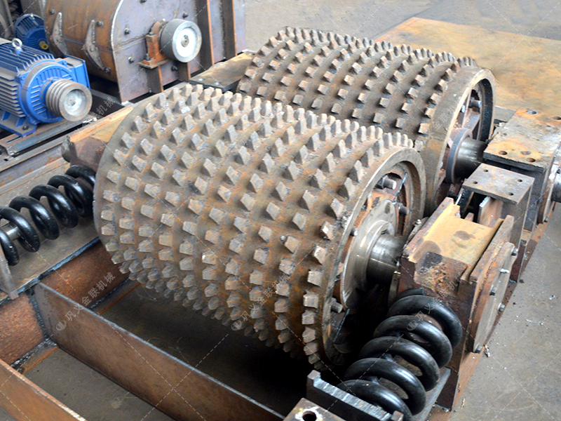 雙齒輥破碎機(jī)性能特點(diǎn)有哪些？是怎么破碎物料的？