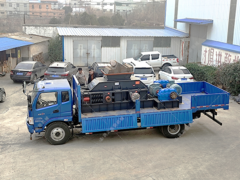 1000x700型全自動液壓對輥制砂機發(fā)貨