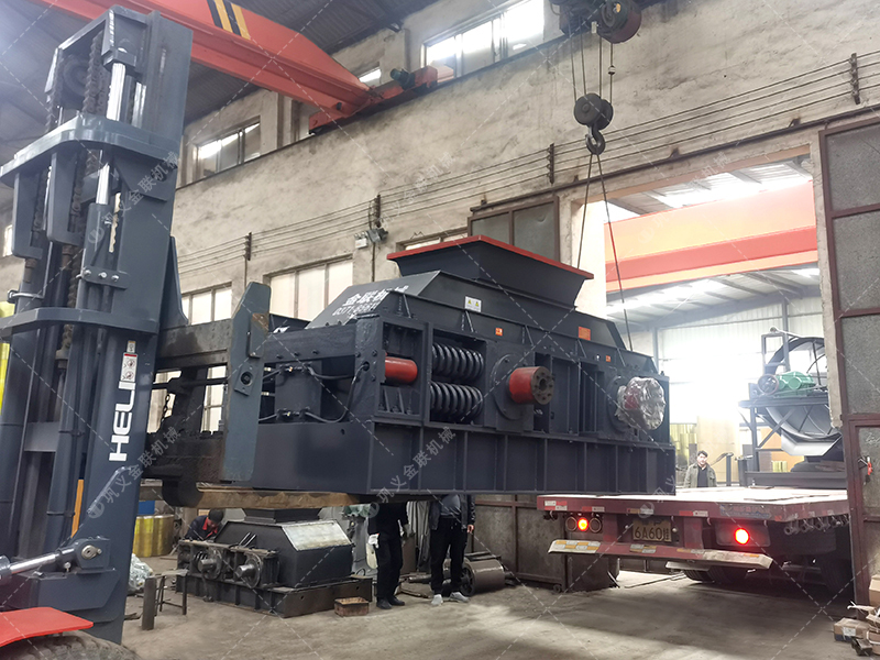 兩臺大型2PG1510鵝卵石破碎機設(shè)備發(fā)貨圖片