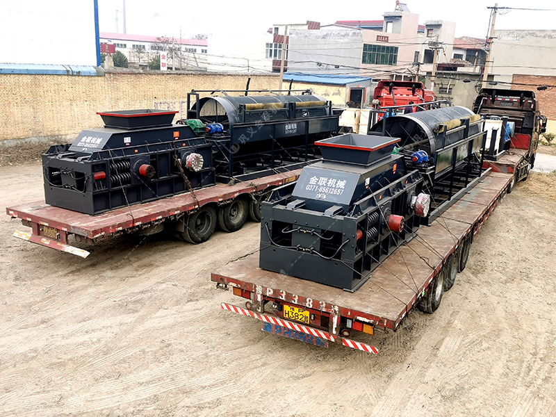 兩臺大型2PG1510鵝卵石破碎機設(shè)備發(fā)貨圖片