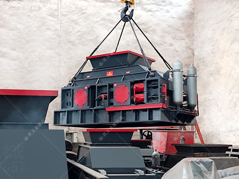 2PG1208大型液壓對輥破碎機發往甘肅