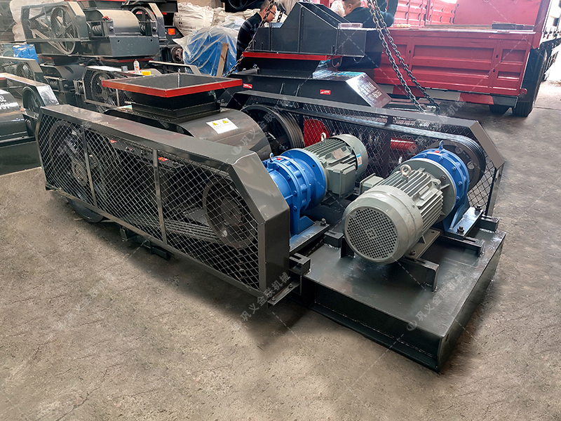 兩臺小型對輥破碎機發貨圖片_發往廣東廣西_破碎石英砂